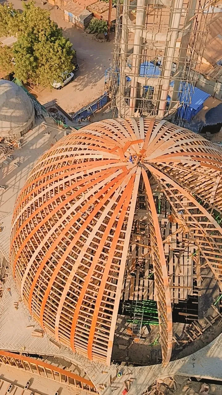Vue aérienne de l'ossature en bois d'une grande coupole en construction