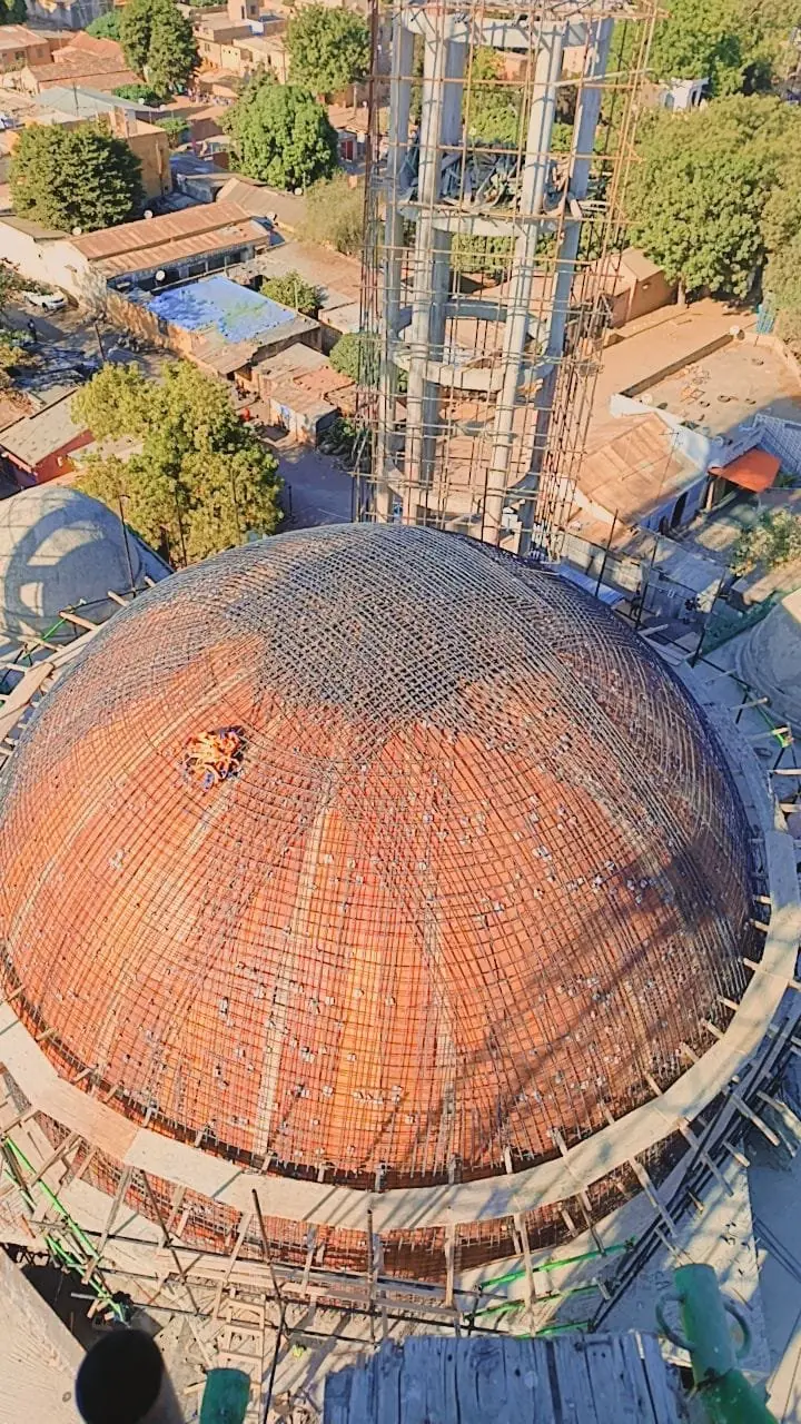 Vue aérienne de la coupole en ferraillage, minaret en échafaudage