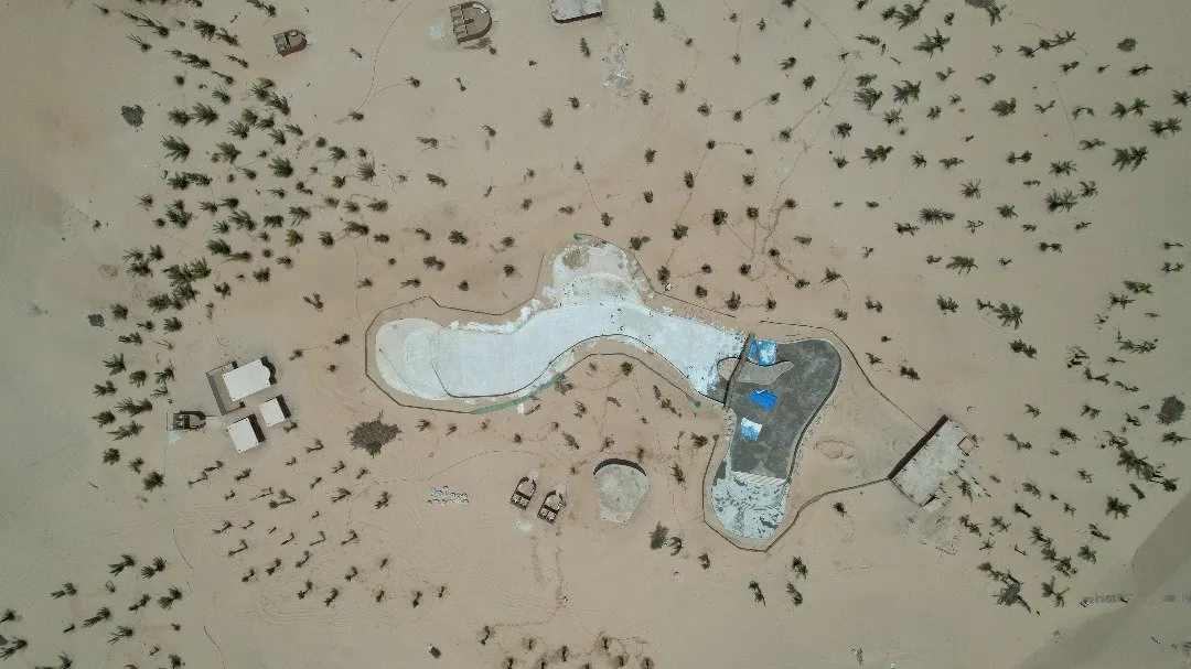 Vue aérienne zénithale d'un site de chantier dans les dunes