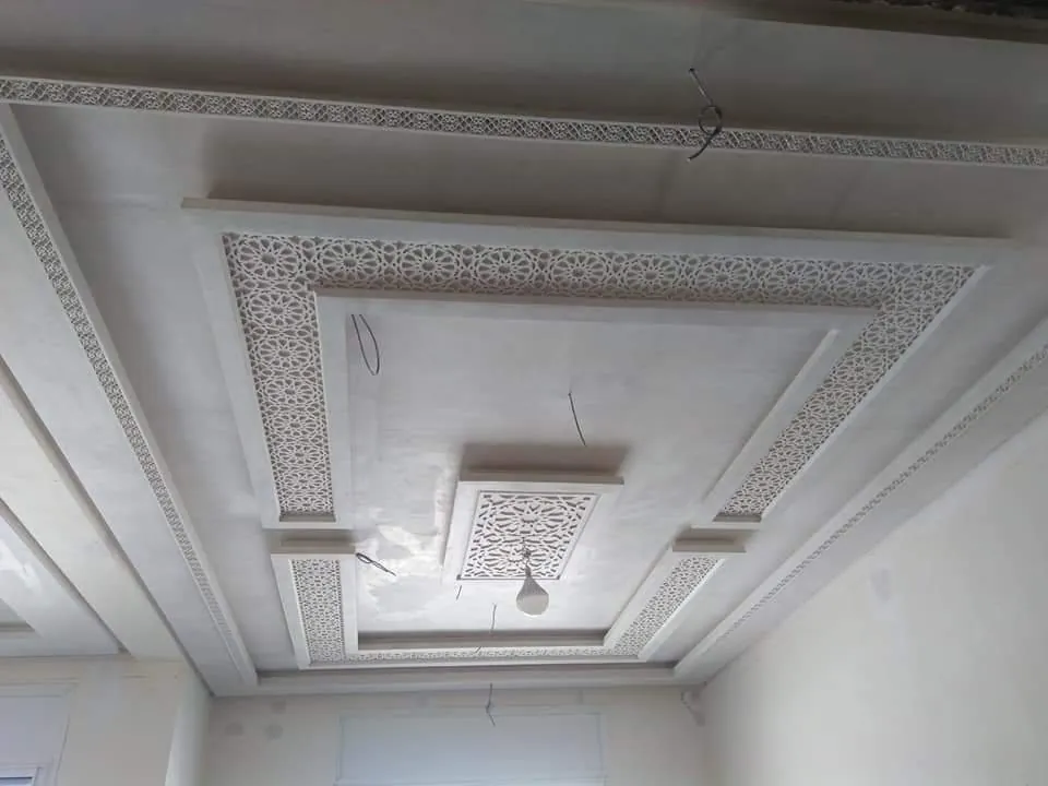 Faux plafond avec frises ornementales géométriques ajourées en plâtre