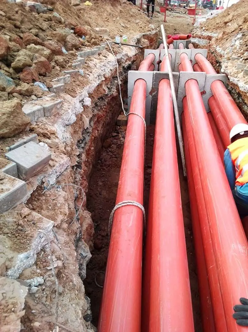 Fourreaux rouges posés en fond de fouille sur des supports béton