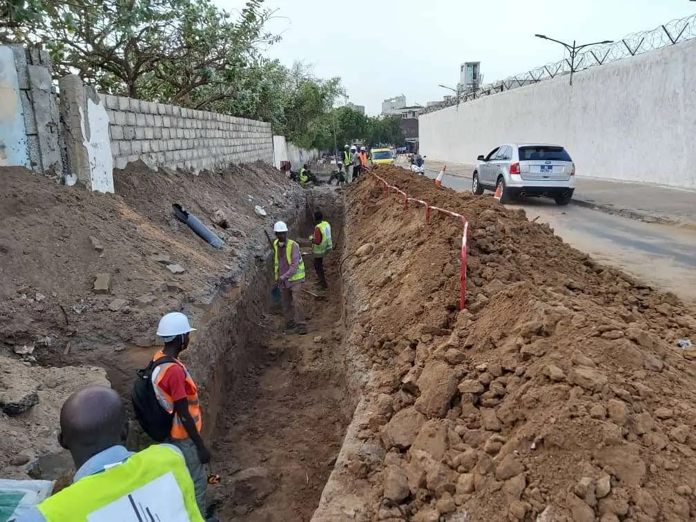 Longue fouille le long d'un mur, équipe au travail