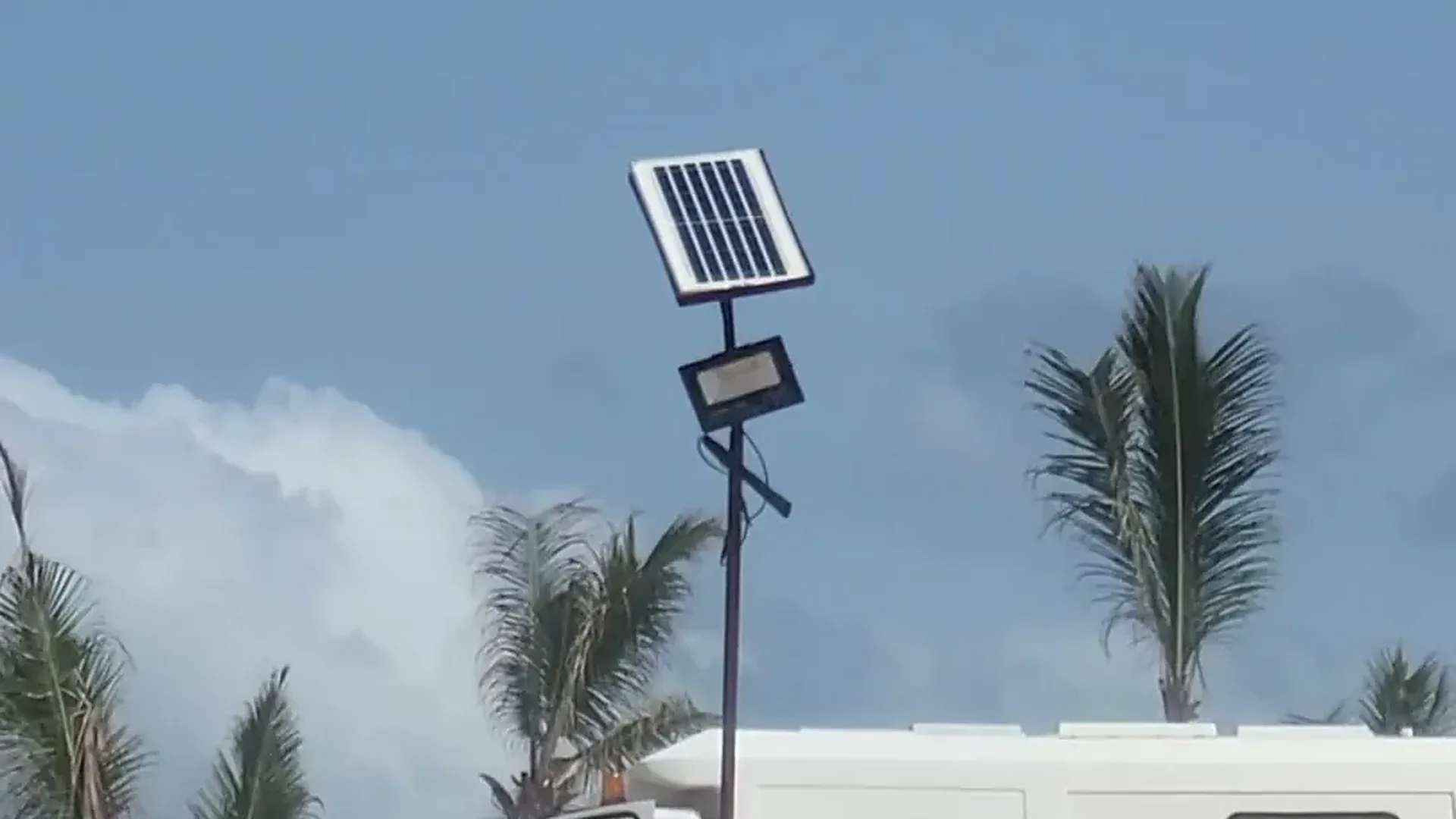 Lampadaire solaire de chantier : panneau photovoltaïque et projecteur sous un ciel dégagé