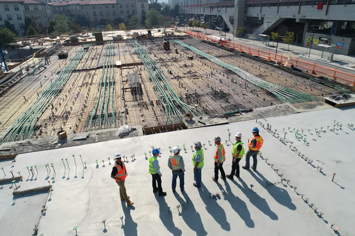 Responsables de chantier observant l'avancement des travaux depuis une dalle