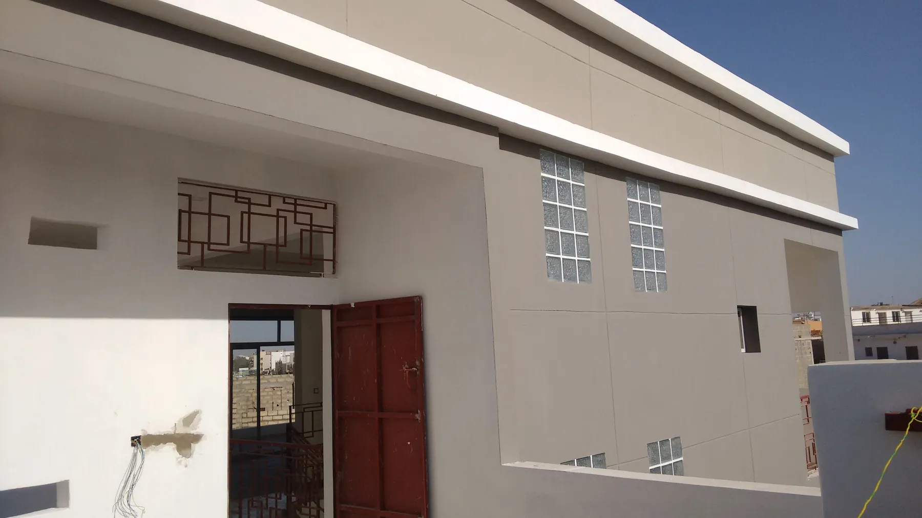 Terrace finishing: rendered walls, glass blocks and decorative metal grille