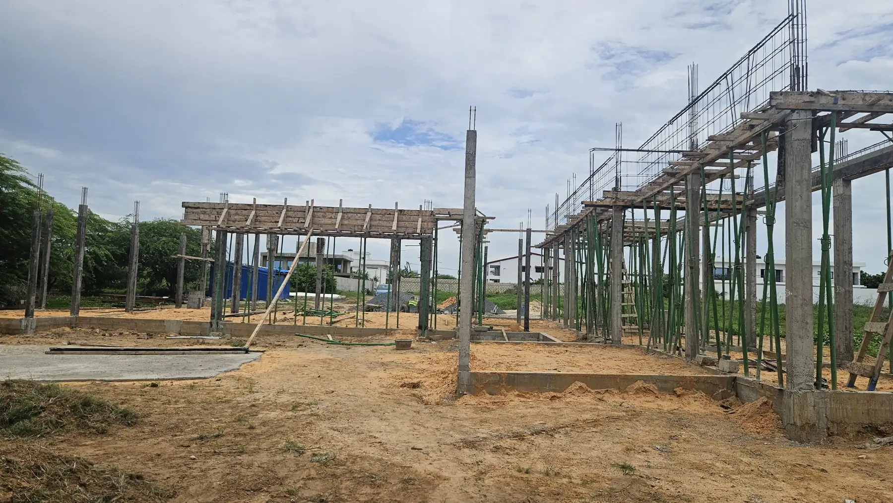 Column-and-beam structure and formwork on sandy ground